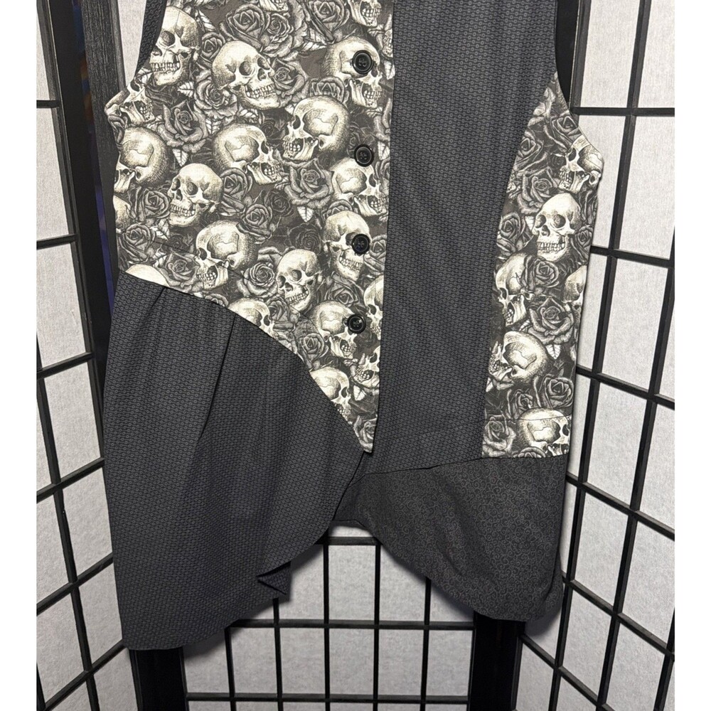 Women’s Black Gothic Skull Roses Shawl Collar Vest Size 1X - Picture 2 of 16